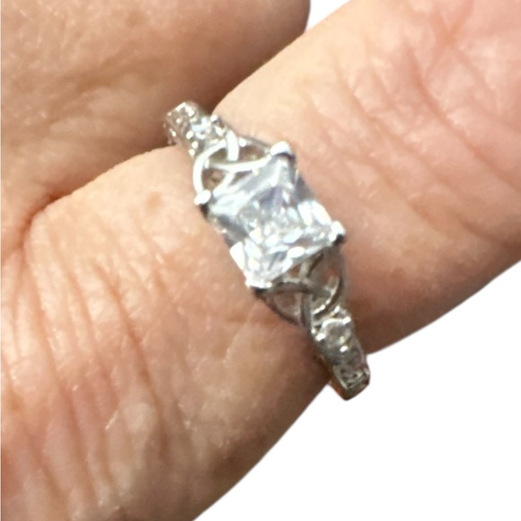 Elegant 925 Sterling Silver Ring with Princess Cut CZ Stone size 6.5 - Picture 5 of 5
